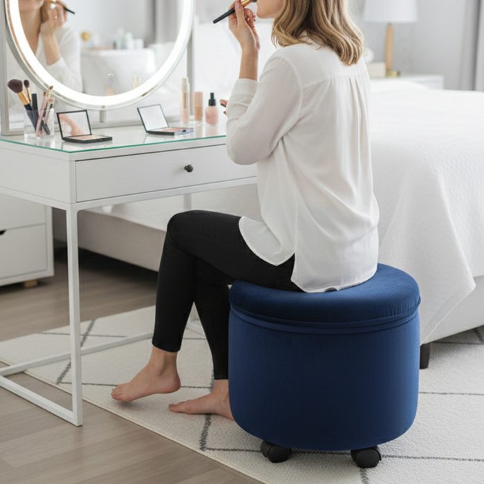 Lacivert Renk Kadife Tekerlekli Puf Tabure – Çok Amaçlı Oturma ve Ayak Ucu Pufu